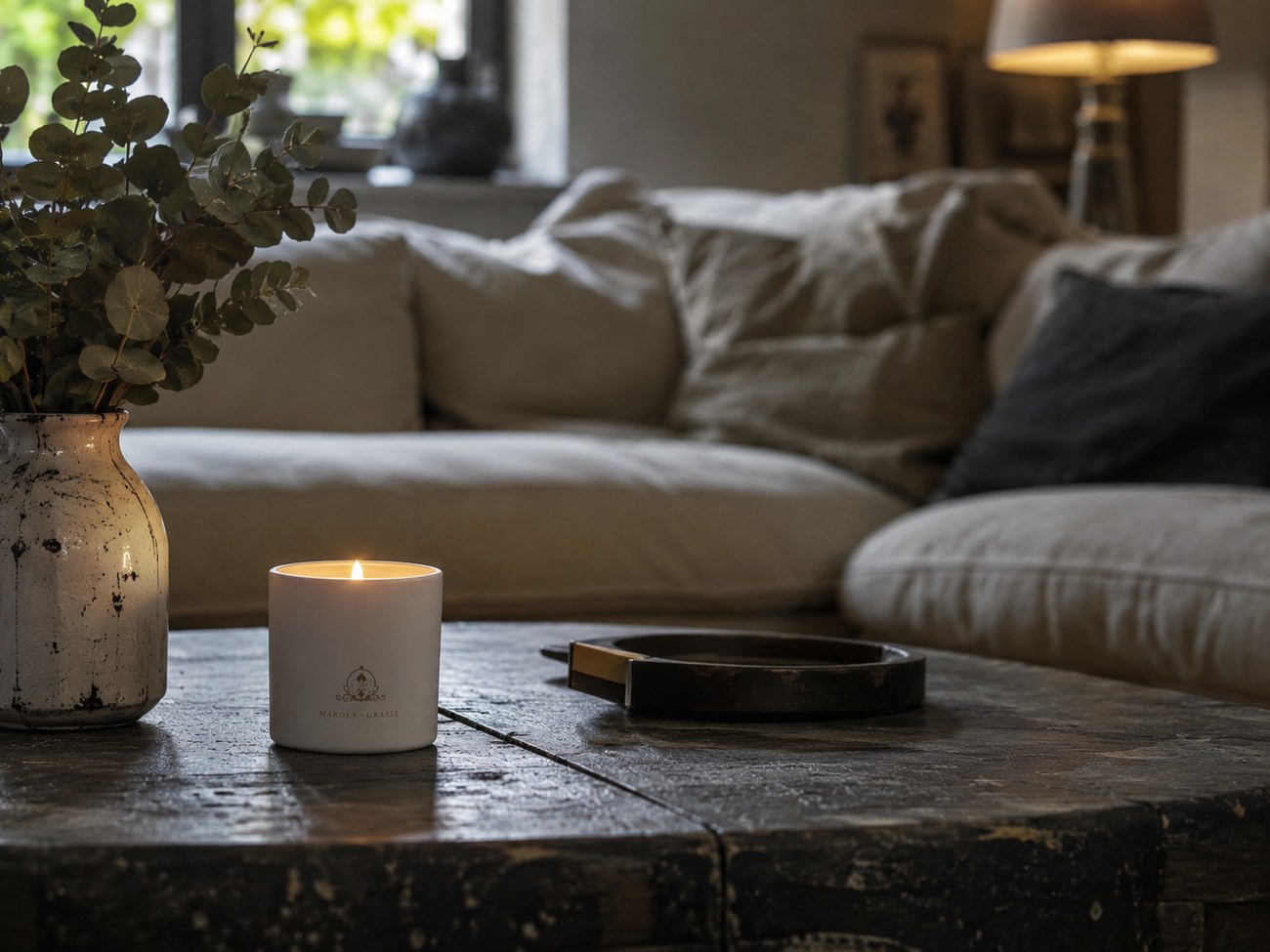 Bougie Eden Essences allumée dans un salon premium