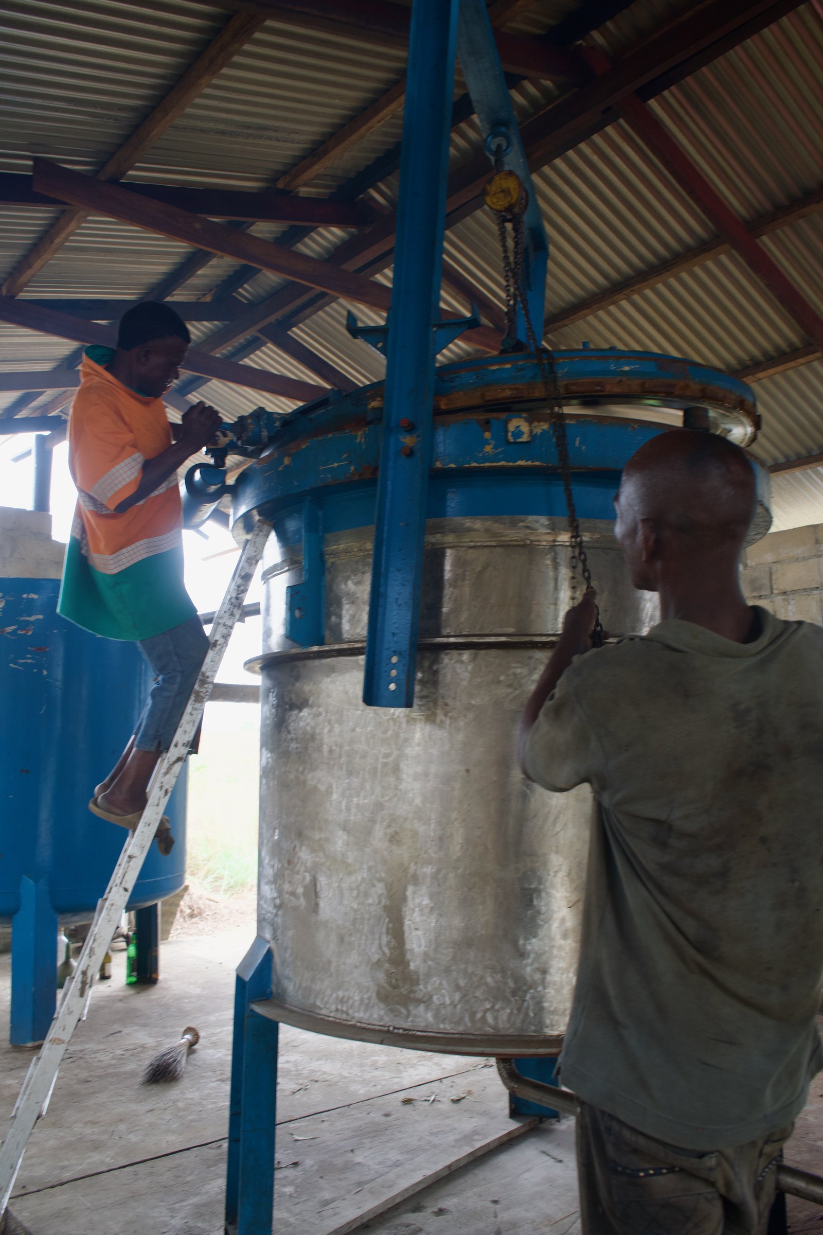 Chargement de la cuve de l'alambic à la distillerie Losace