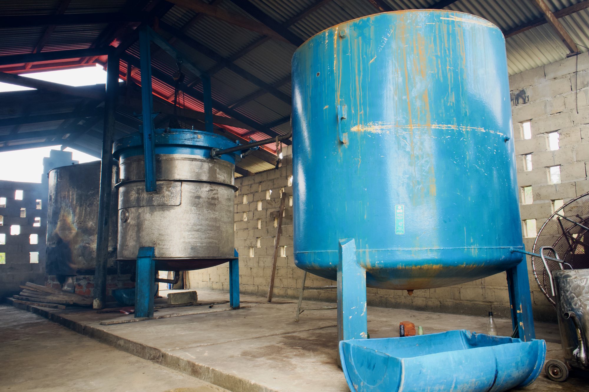 L'intérieur de la distillerie Losace à Makola : alambic et cuve