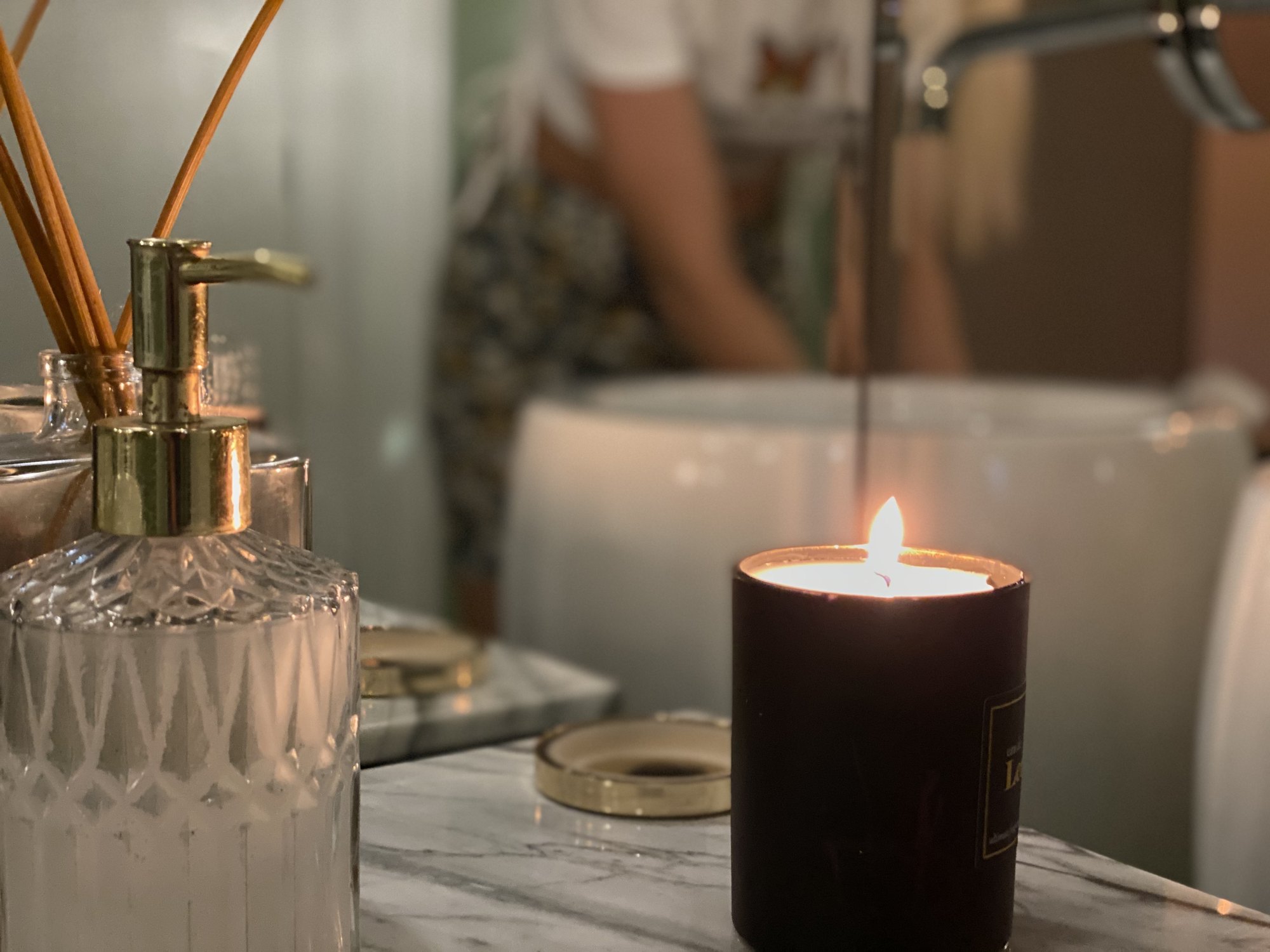 Salle de bain, bougie et diffuseur à bâtonnets