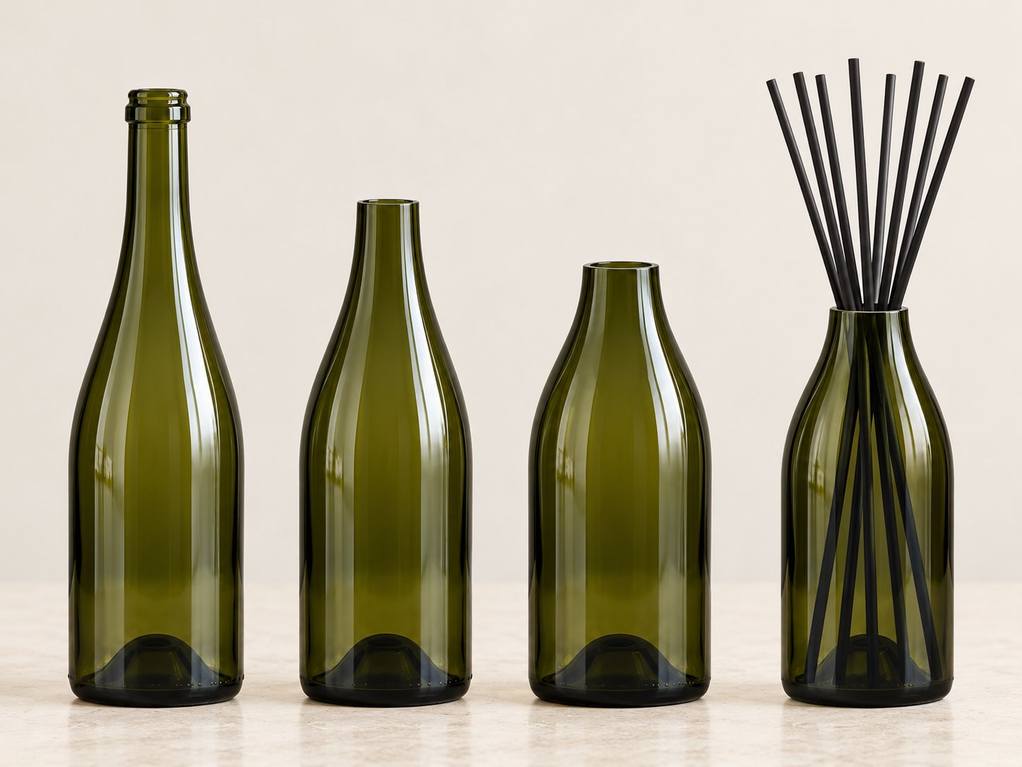 D'une bouteille entière à un diffuseur : la bouteille, deux étapes de découpe, puis le diffuseur avec ses tiges